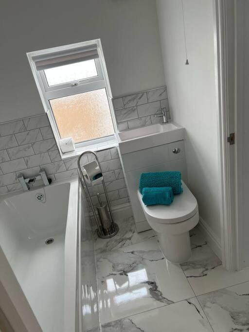 Clare Street - 3 Bedroom House With Private Parking Merthyr Tydfil Exterior photo